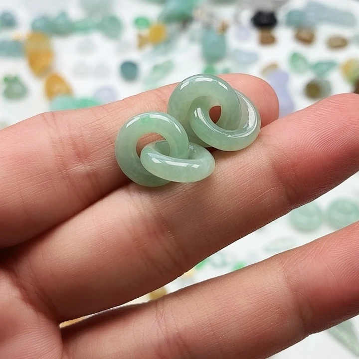 娜***颈饰未镶嵌翡翠环环相扣