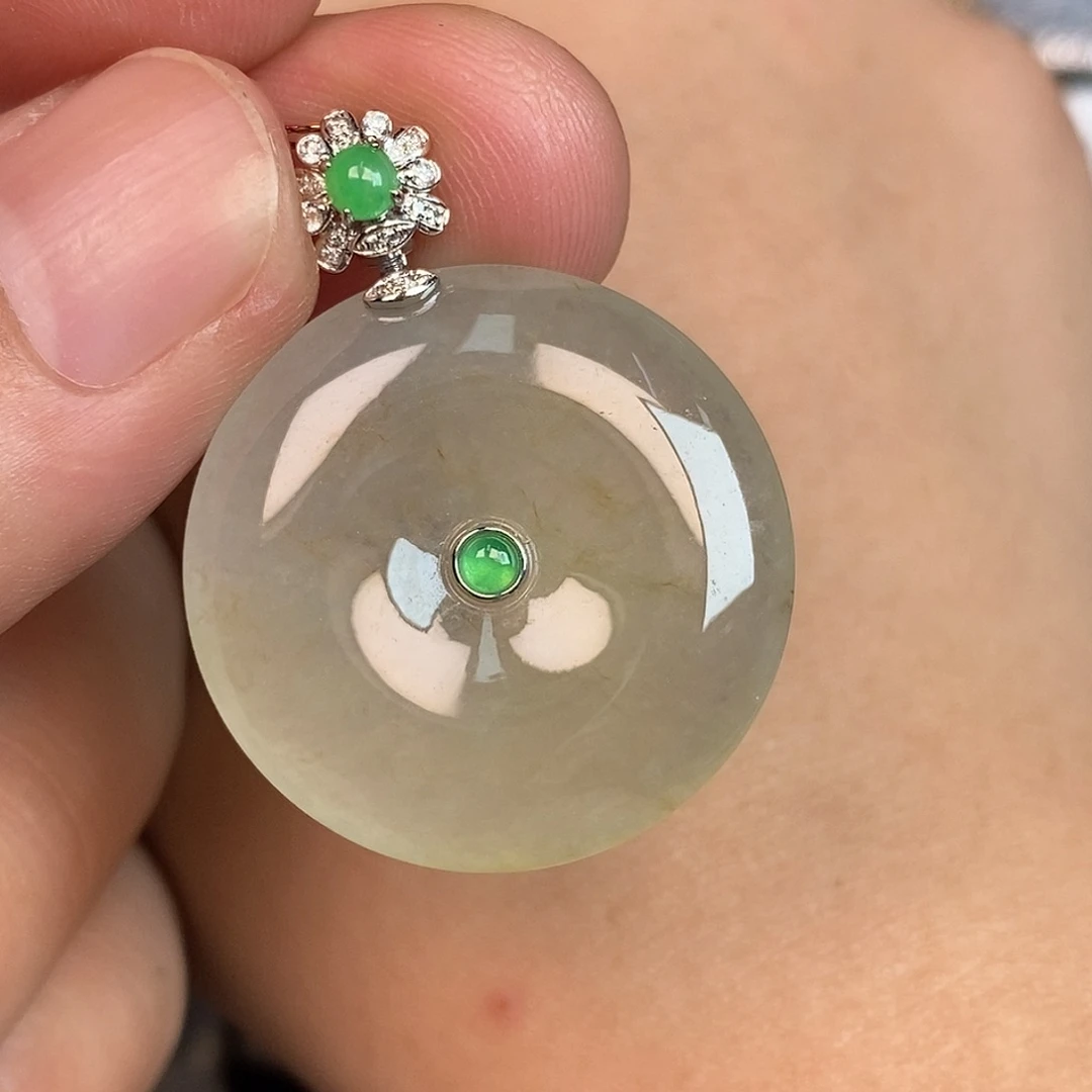 翡翠18K金镶嵌颈饰平安扣