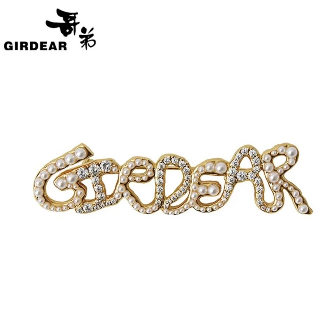 GIRDEAR/哥弟 铜合金锆石胸针 轻奢水钻GIRDEAR字母胸针190020
