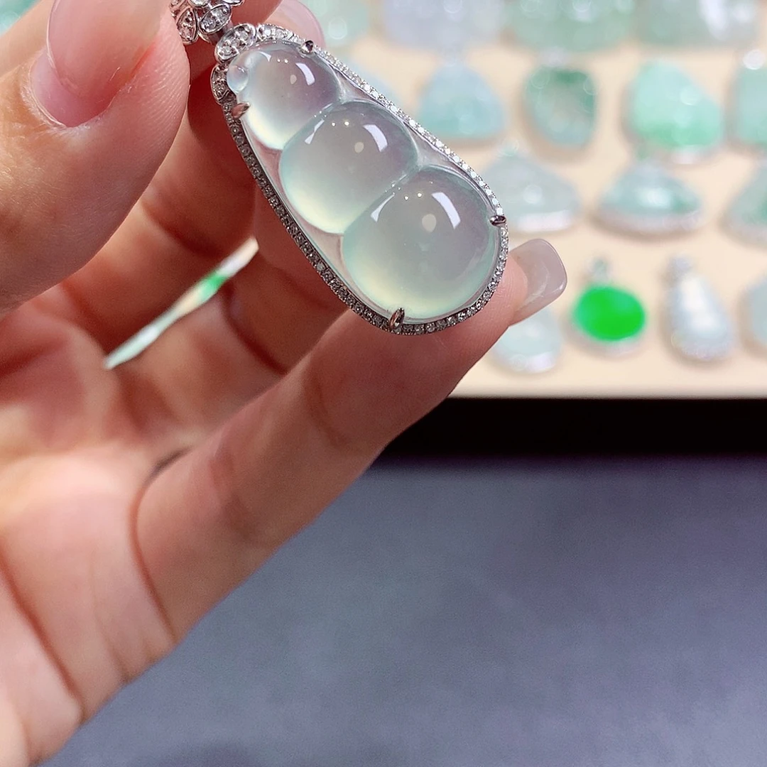 翡翠18K金镶嵌颈饰翡翠