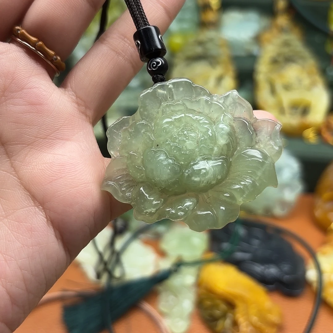 蛇纹石玉未镶嵌颈饰