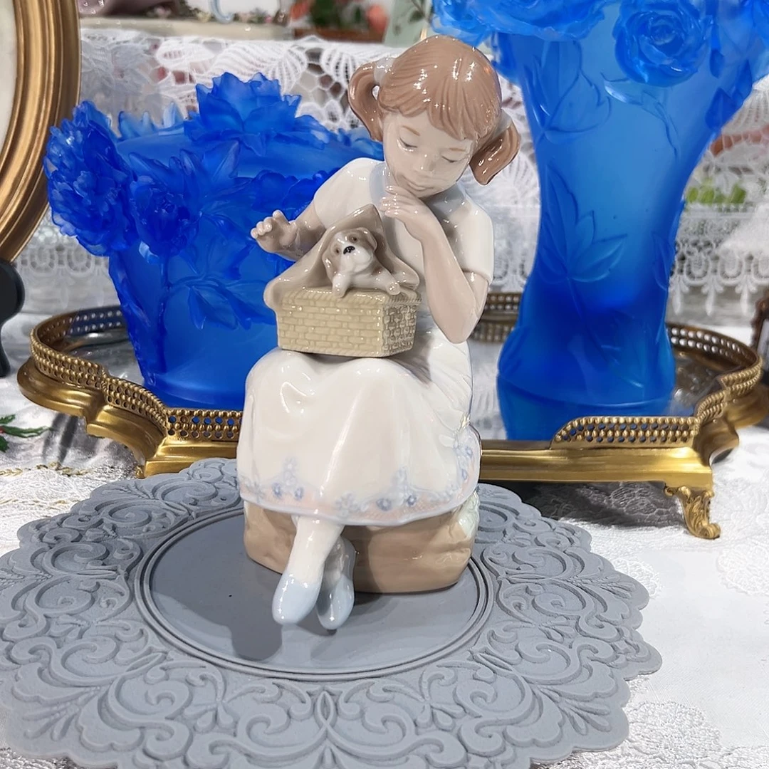 陶瓷C263福利骨瓷逗狗女孩瓷偶摆件