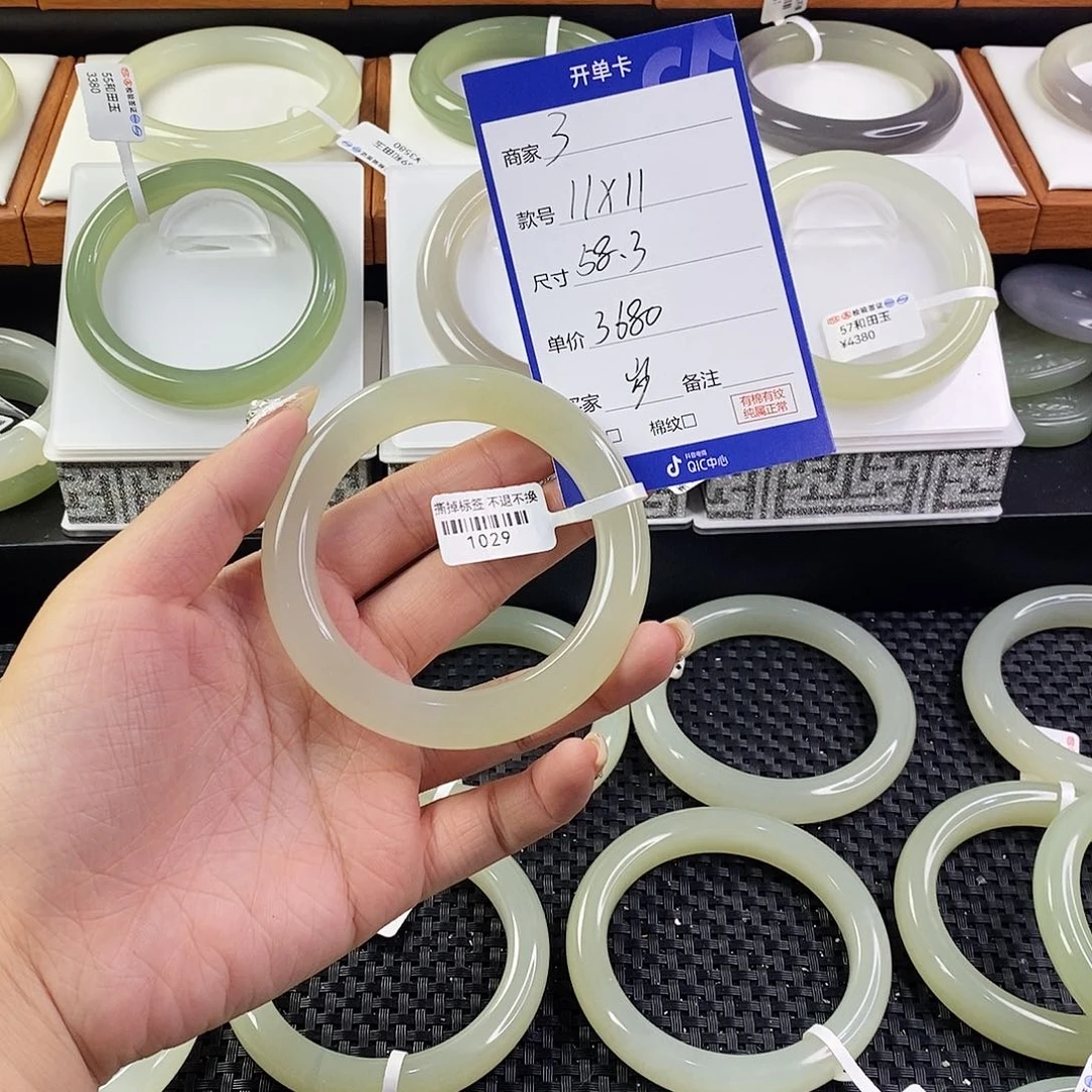 和田玉手镯未镶嵌岁****聊