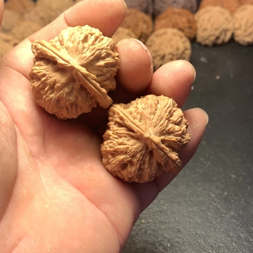 【闪购商品】文玩核桃吊坠低**天白狮子