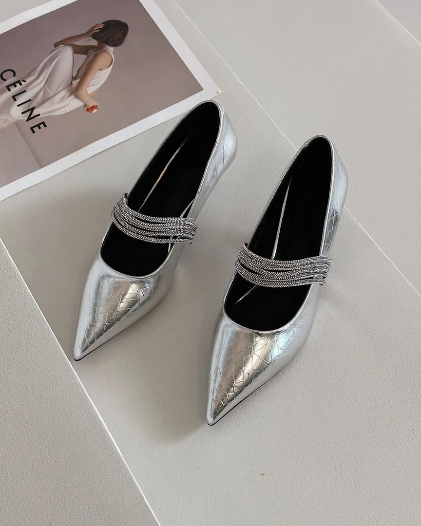 9218 法式尖头压花皮女细跟高级感2025春新款性感水钻一字带单鞋