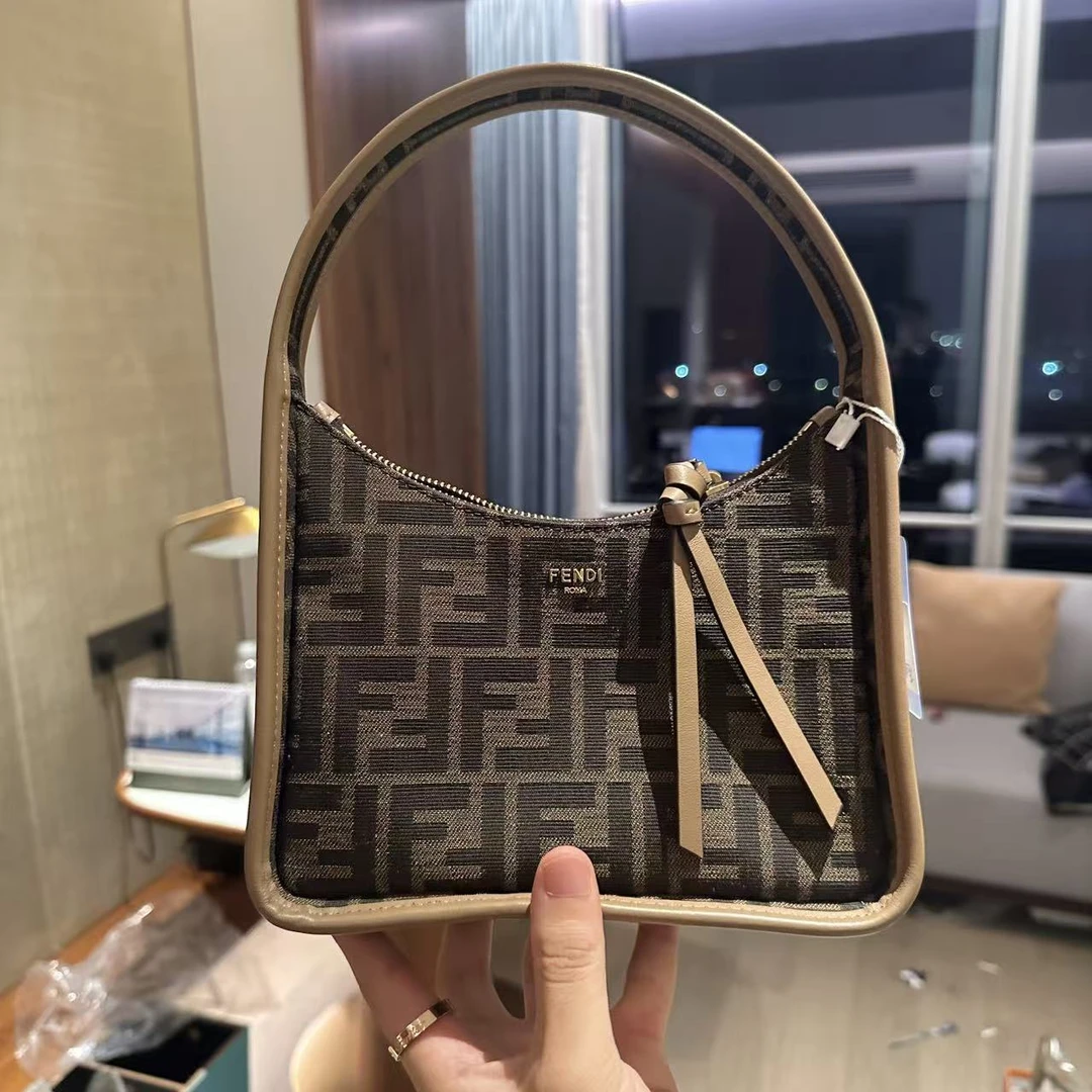 99新 FENDI/芬迪 Fendi新款essence老花腋下包/JM0025