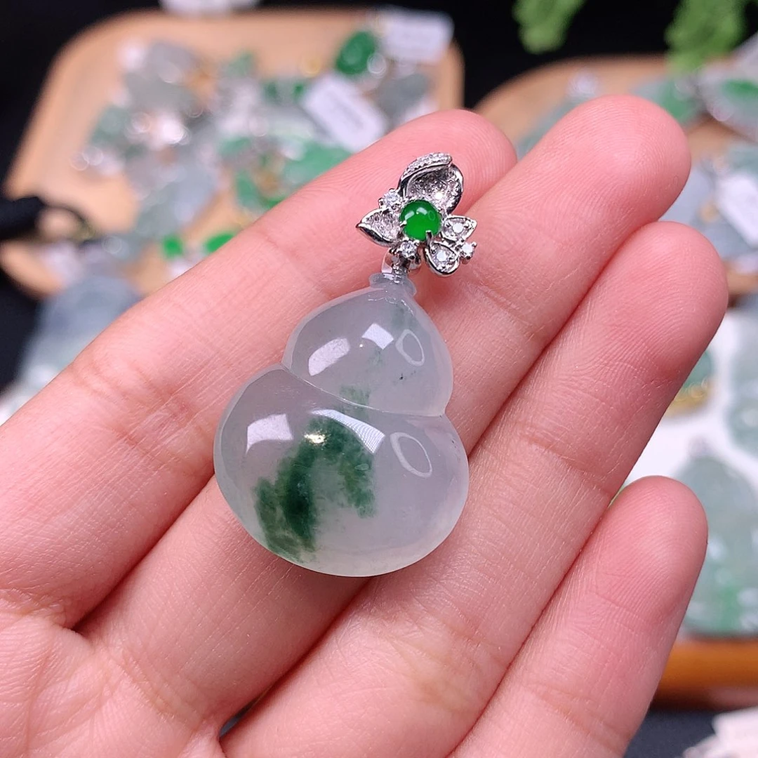 翡翠18K金镶嵌颈饰葫芦