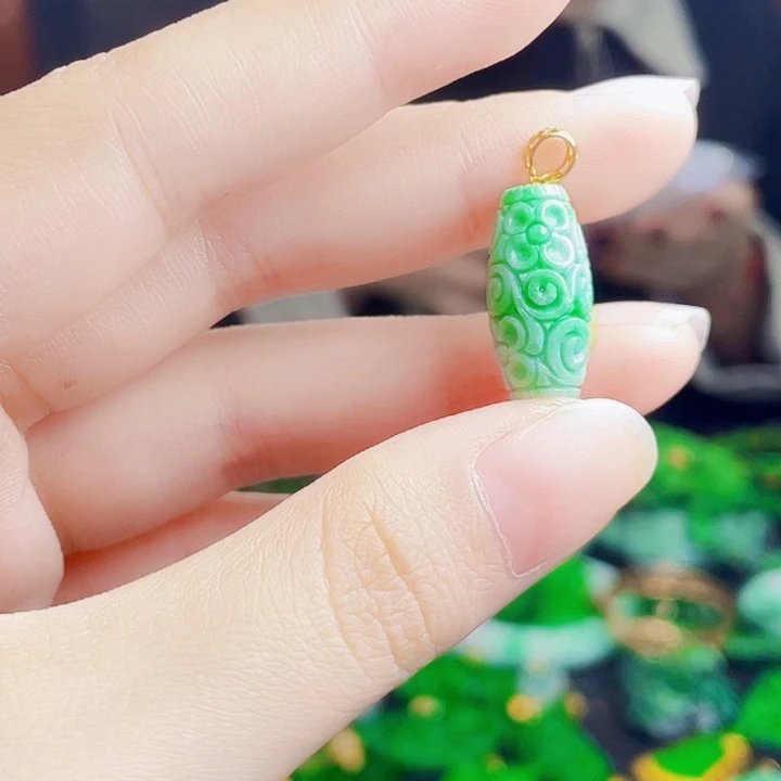 颈饰18K金镶嵌翡翠多样性