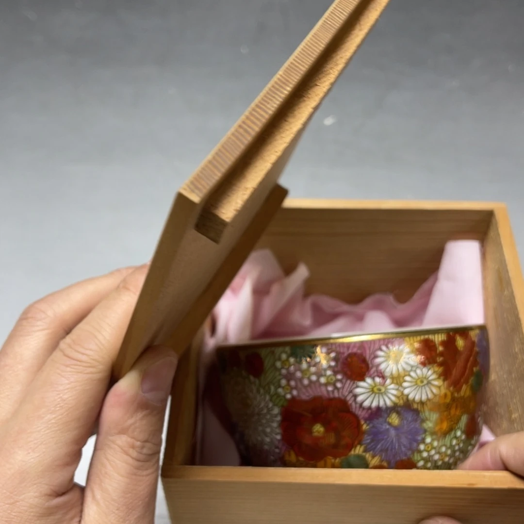 瓷片?密密麻麻地排列着一个大