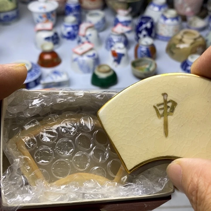 瓷片在这部影片当中饰上黑色或红色