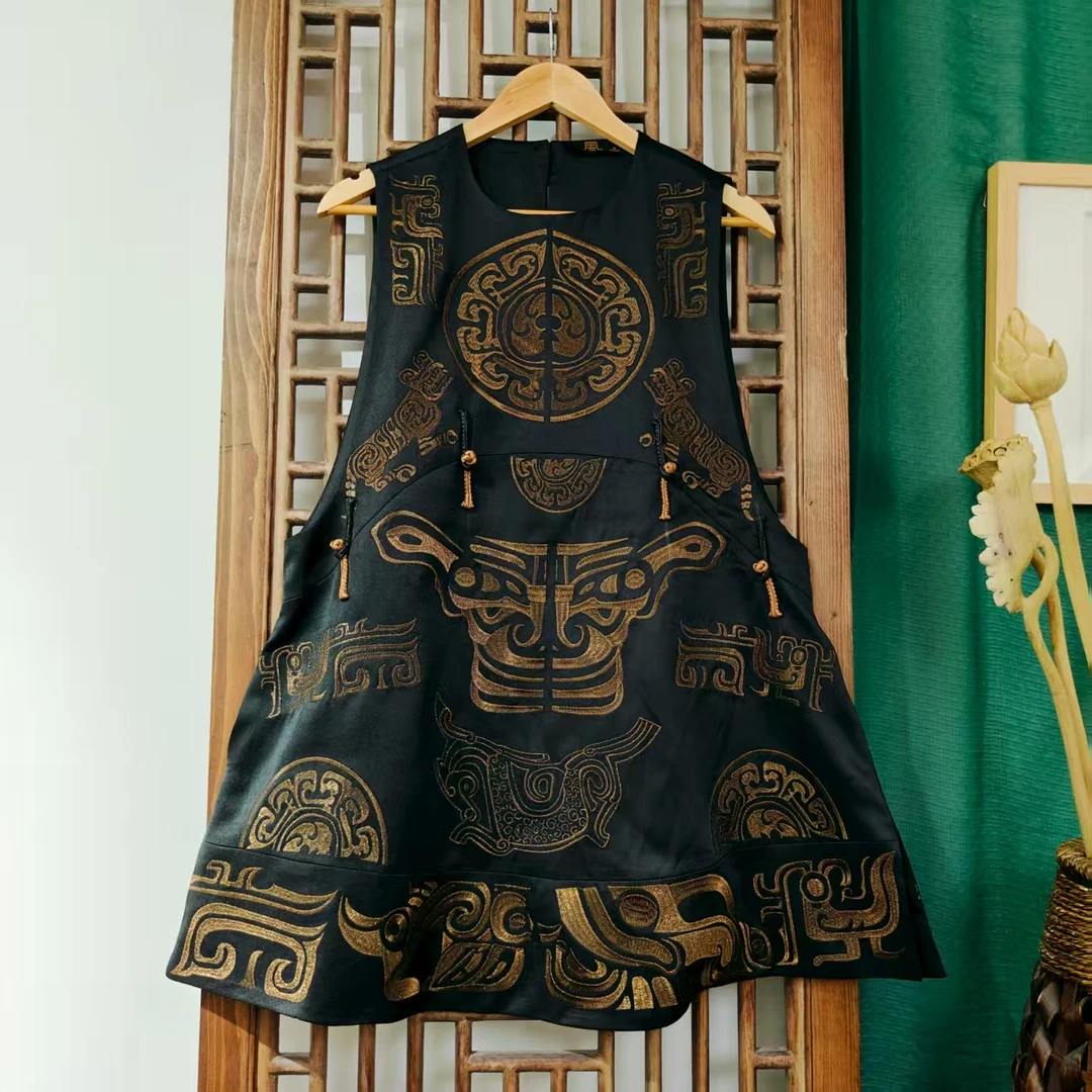 （LS682-4）凤徕兮定制黑色光板底青铜面具刺绣盘扣设计款马甲