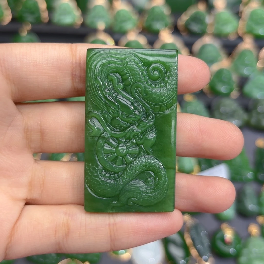 颈饰18K金镶嵌和田玉（碧玉）
