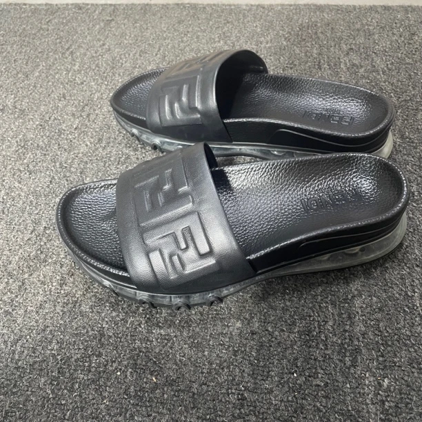 99新 FENDI/芬迪 一字拖鞋黑色浮雕40码99新公价7200