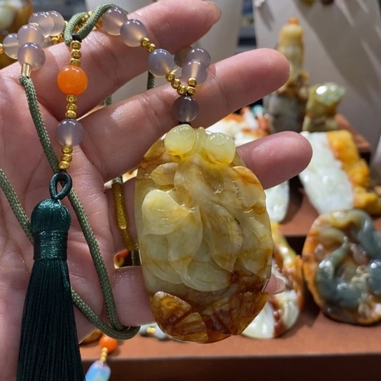 蛇纹石玉未镶嵌颈饰