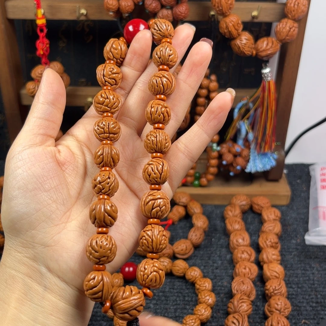 吊坠桃核桃枭手持L1