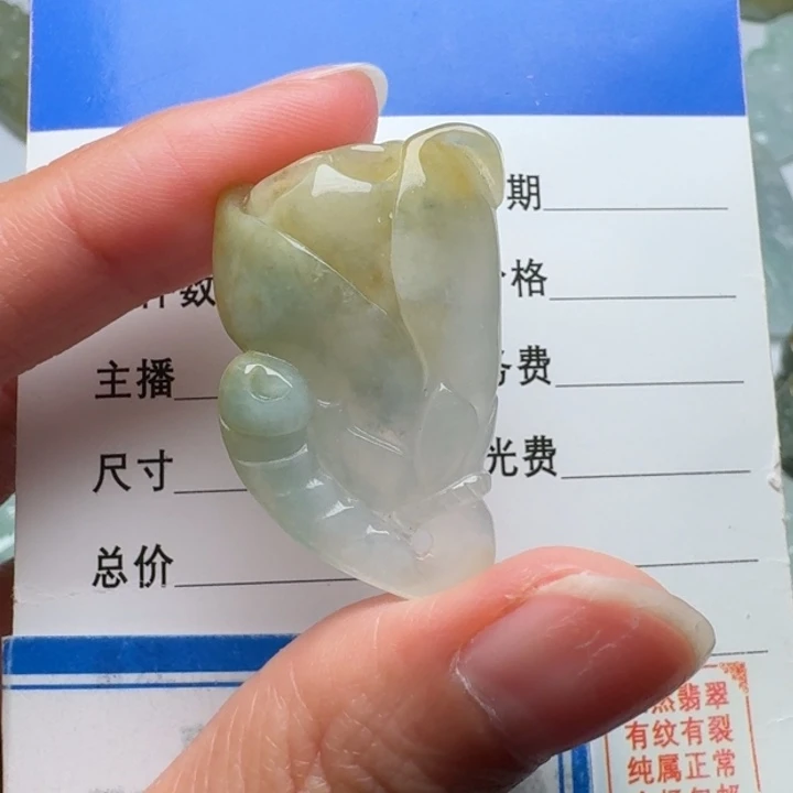 翡翠未镶嵌颈饰玫瑰花