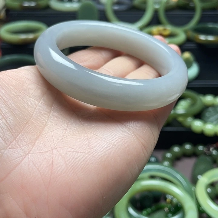 和田玉未镶嵌手镯