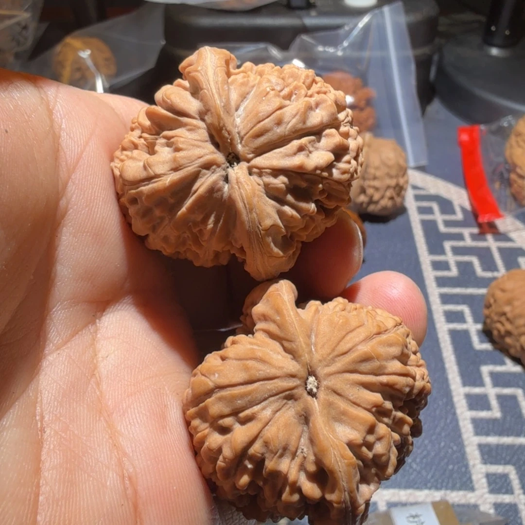 文玩核桃吊坠莲花