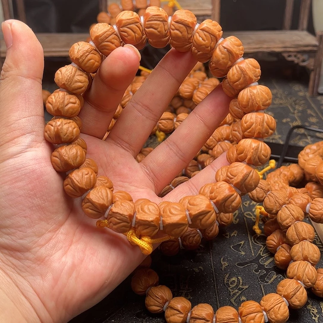 桃核吊坠桃和手持