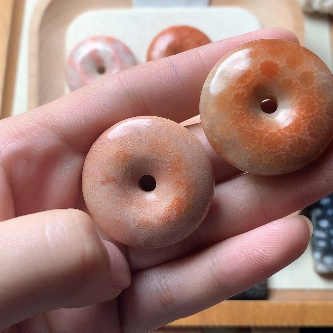 硅化珊瑚（珊瑚玉）颈饰未镶嵌小****剧