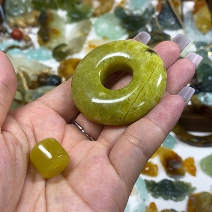 蛇纹石玉未镶嵌吊坠