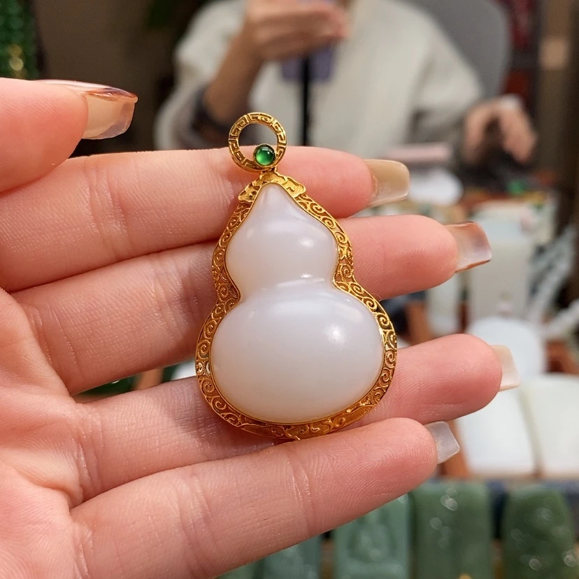 【闪购商品】吊坠(赠链)18K金镶嵌和田玉