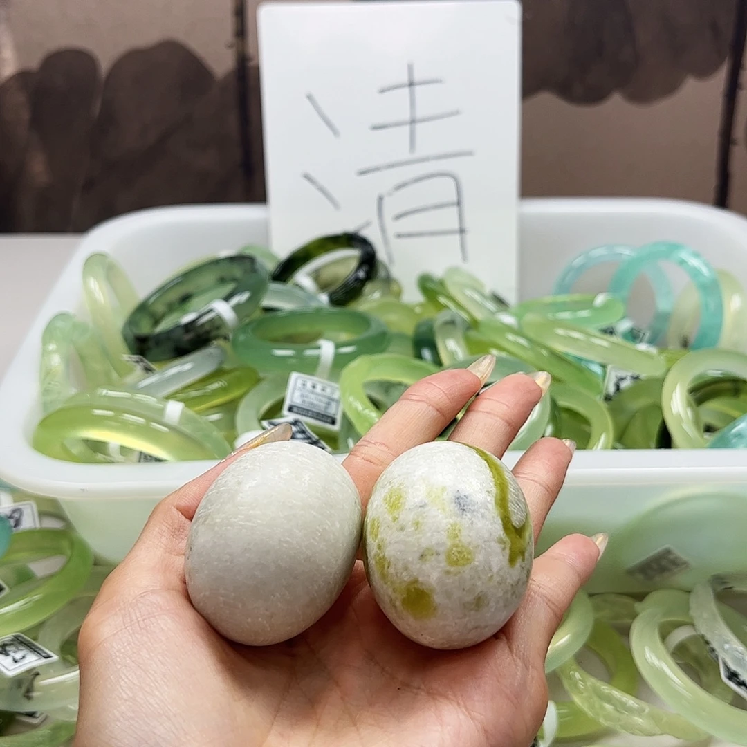 未镶嵌蛇纹石玉吊坠