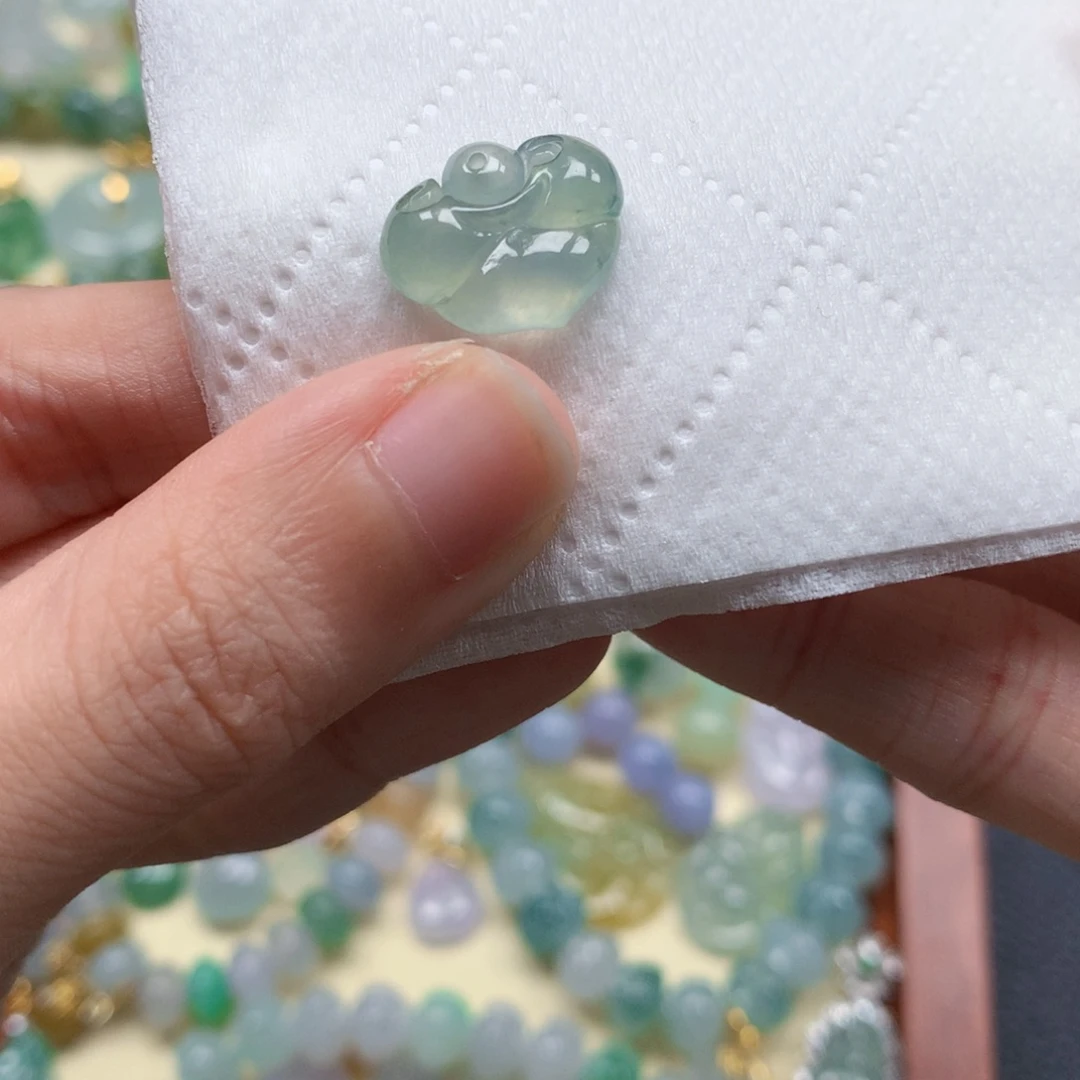 翡翠未镶嵌颈饰是