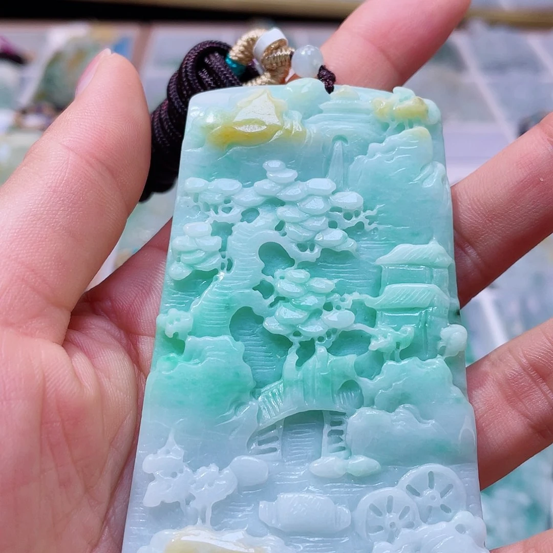 翡翠未镶嵌颈饰一个