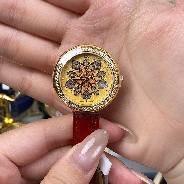 小牛皮锻造碳石英机芯女款黄金腕表32mm