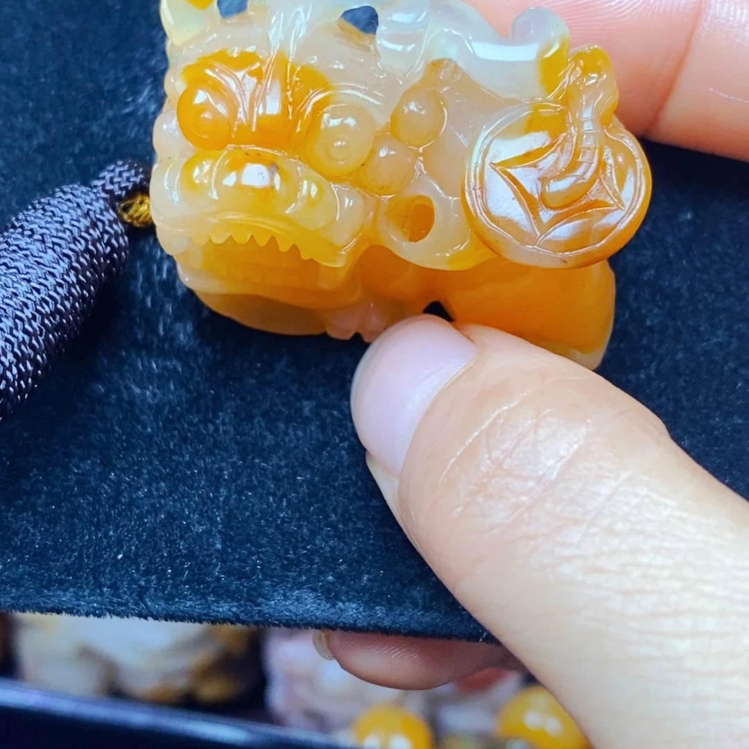 颈饰未镶嵌石英岩玉