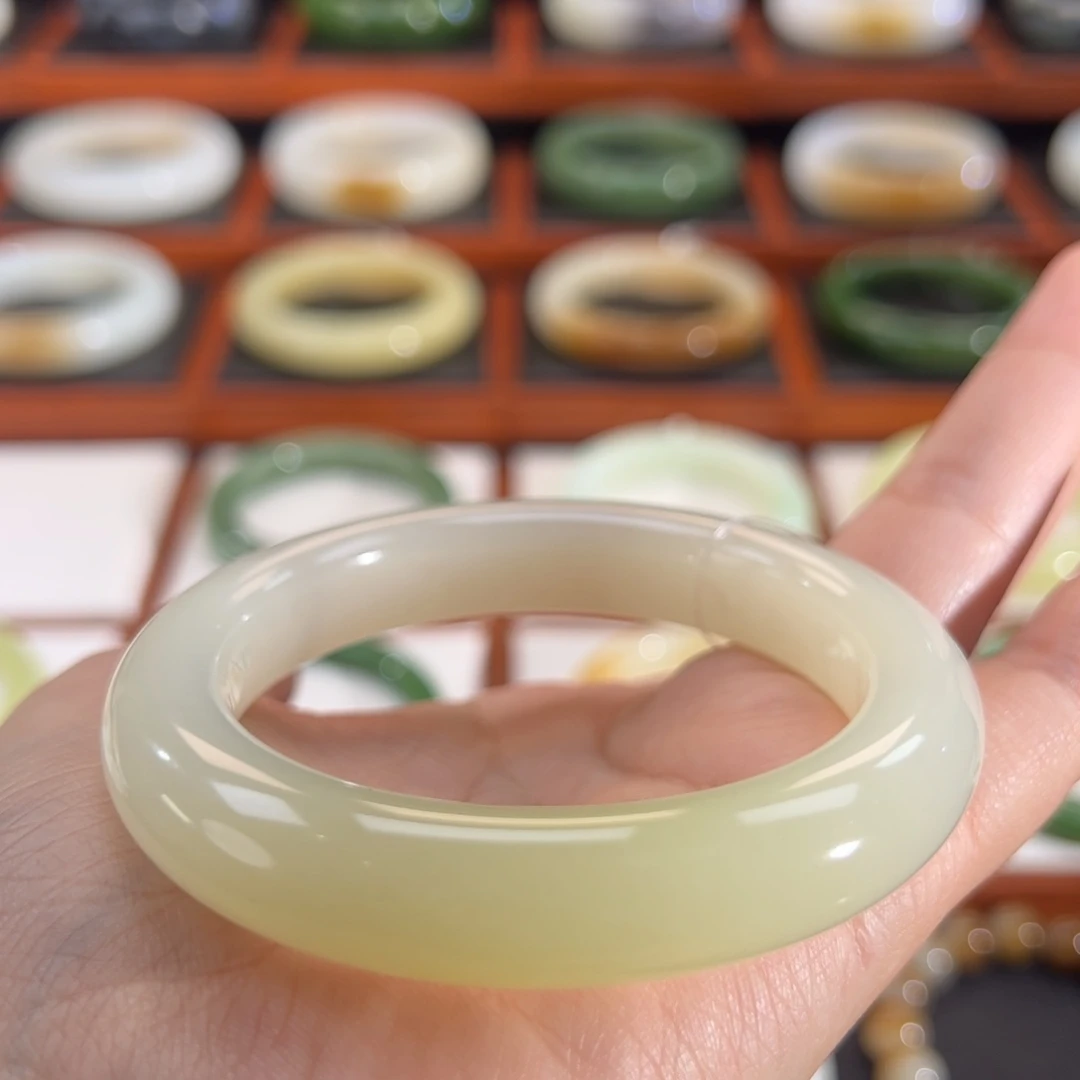 和田玉（黄玉）未镶嵌手镯一抹飘黄