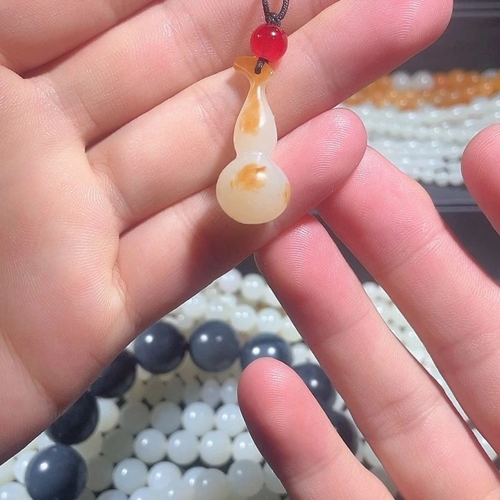 和田玉未镶嵌颈饰葫芦