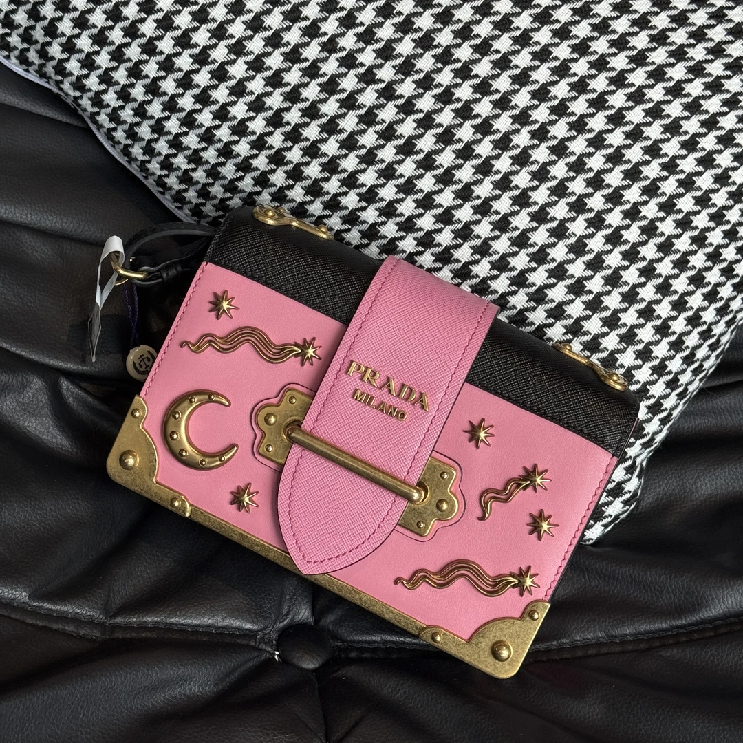 95新 Prada/普拉达 奢品阁/普拉达/粉色/金属斜挎包