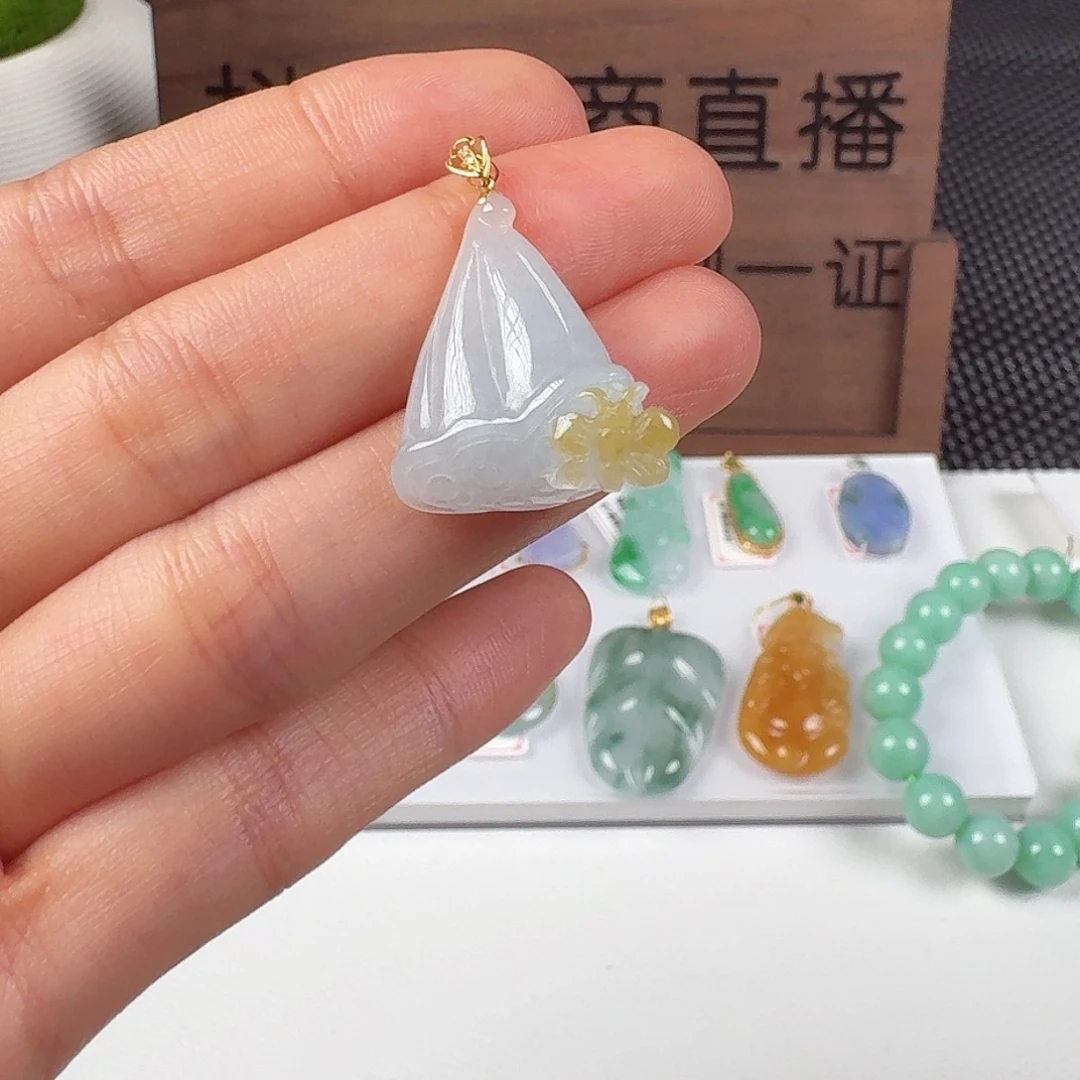 翡翠18K金镶嵌颈饰