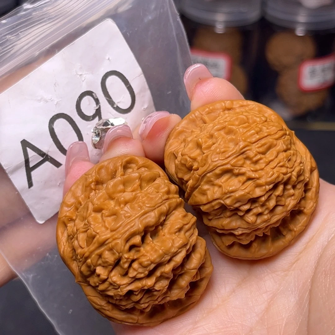 文玩核桃吊坠白狮子45