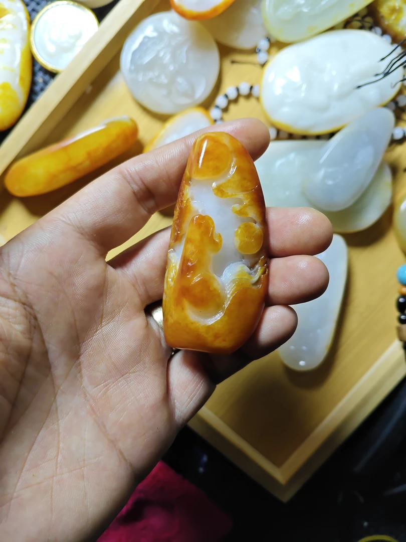 和田玉精品手把马踏飞燕