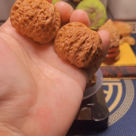 文玩核桃吊坠40血麒麟