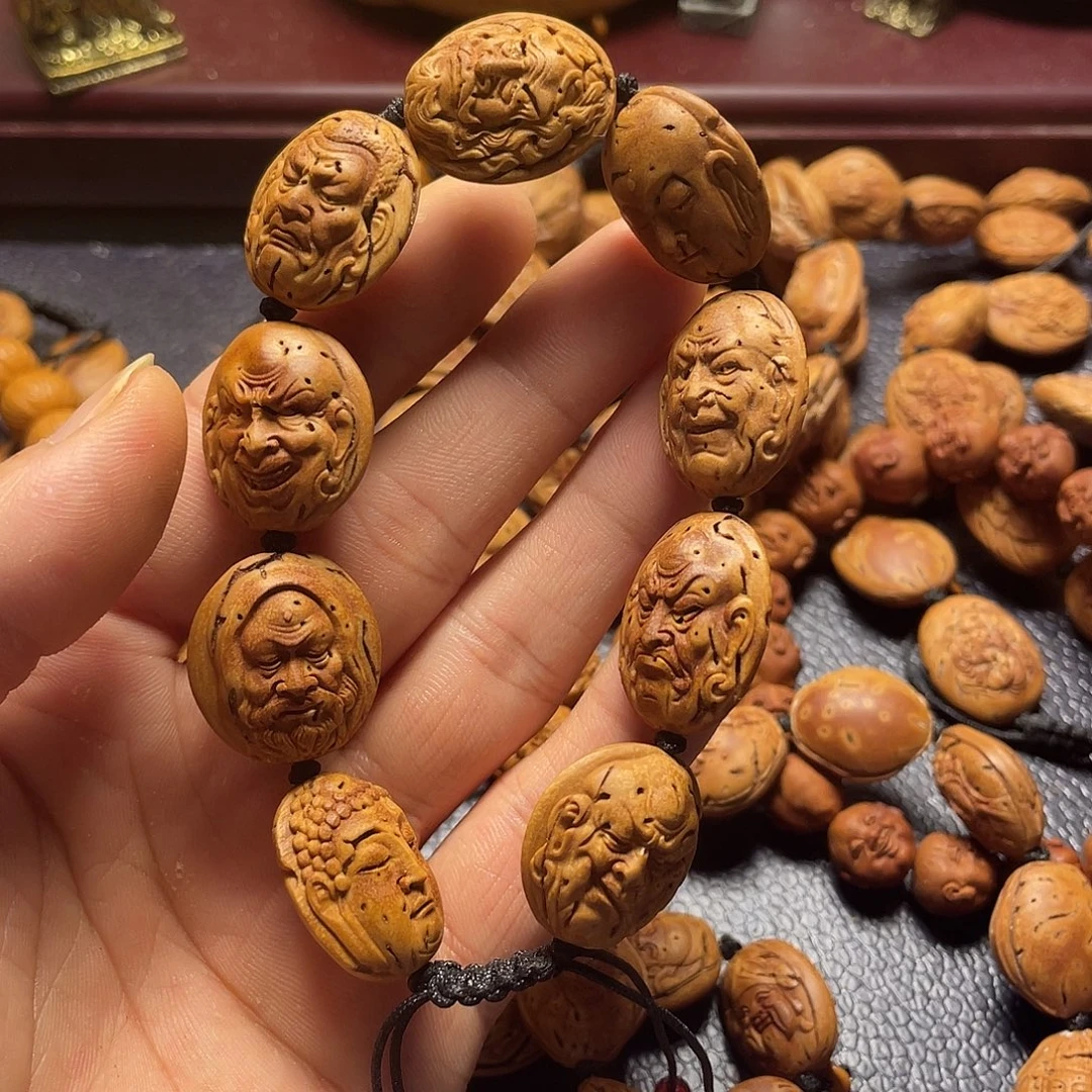 大桃核雕刻瑕疵子山罗汉