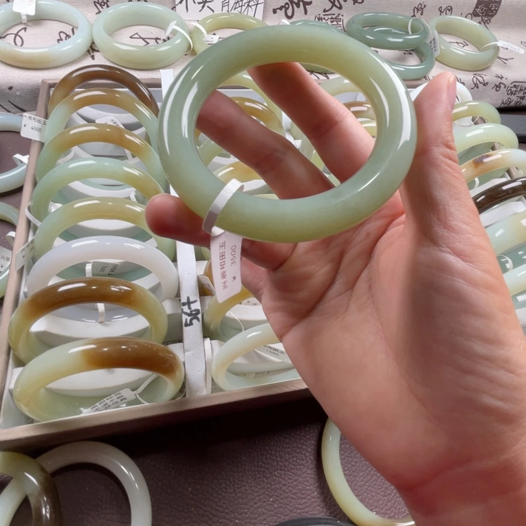 和田玉未镶嵌手镯