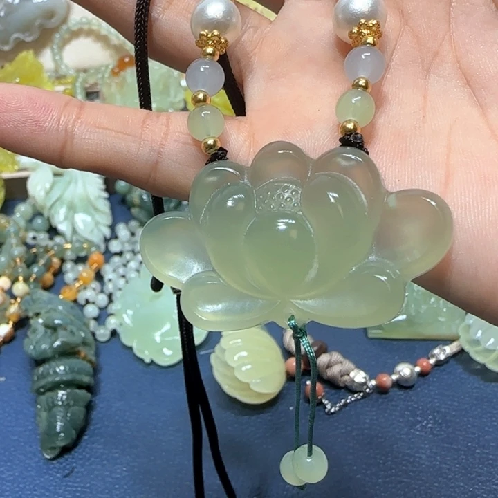 未镶嵌蛇纹石玉吊坠