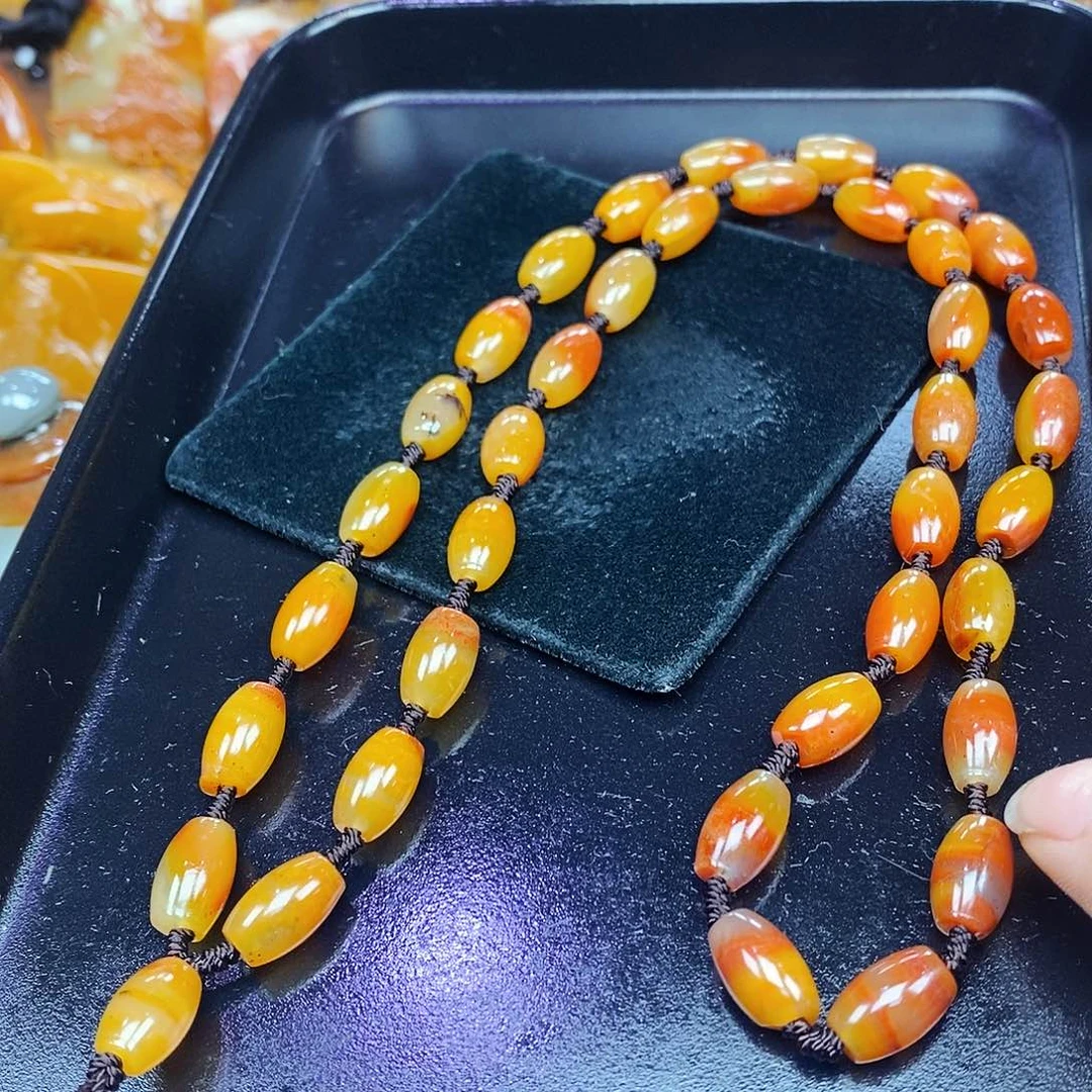 未镶嵌石英质玉（黄龙玉）颈饰