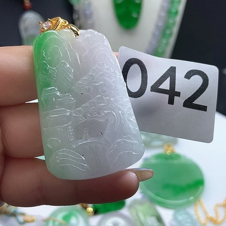 翡翠未镶嵌吊坠(赠链)