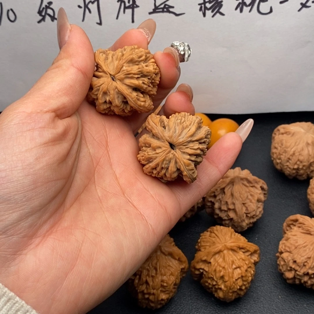 似***.文玩核桃把件36虎头