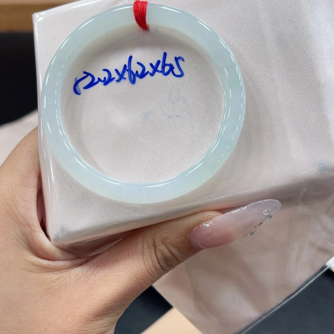 翡翠手镯未镶嵌翡翠