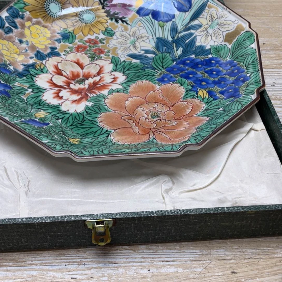 瓷片亮**球密密麻麻地排列着一个