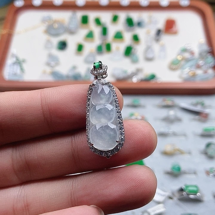 翡翠18K金镶嵌颈饰