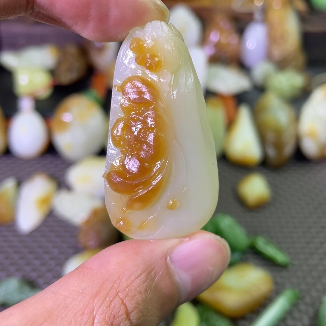 颈饰未镶嵌和田玉且末糖白莲年有鱼