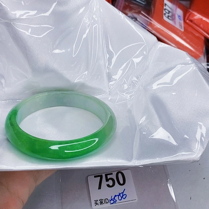 翡翠未镶嵌手镯一图一物实物为准（微瑕处理）