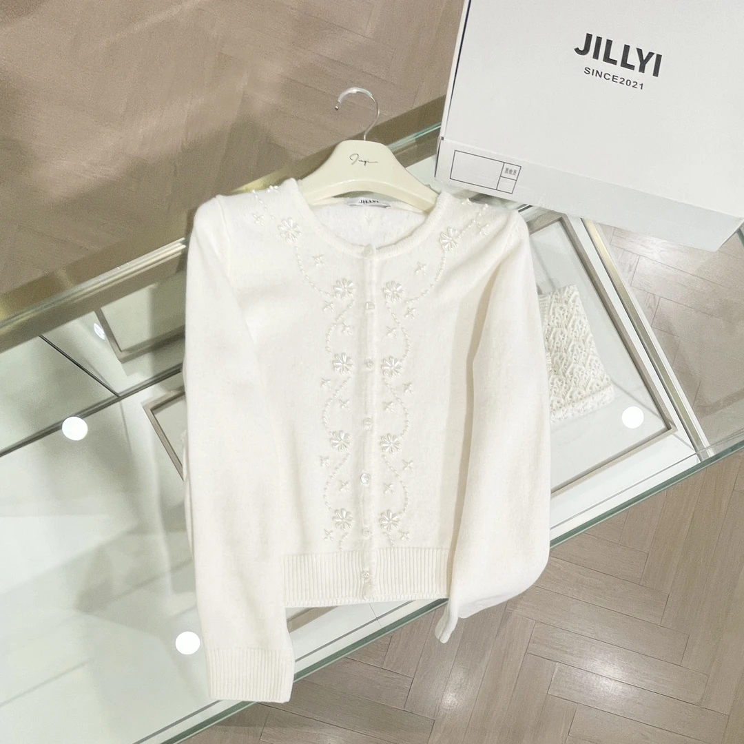 jillyi【珍珠花语】白色圆领时尚重工钻花修饰秋季气质百搭针织衫
